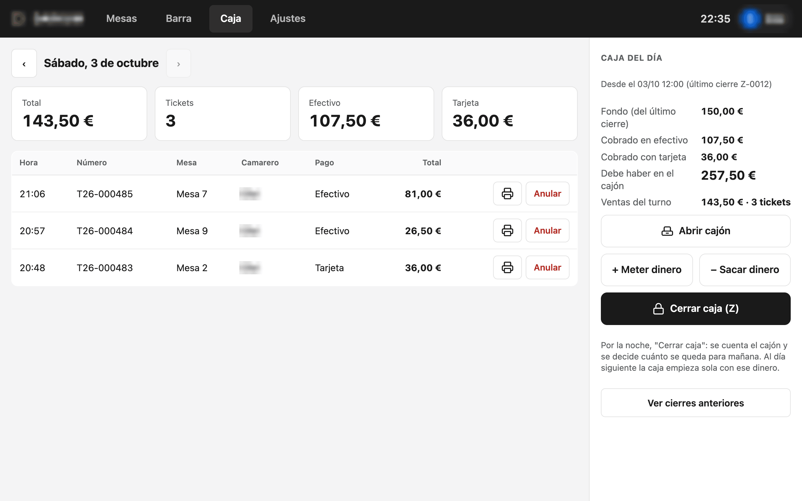 Pantalla Caja del día de RA TPV: total, número de tickets, efectivo y tarjeta; lista de tickets con hora, número, mesa y forma de pago, y resumen del cajón con los botones Abrir cajón, Meter dinero, Sacar dinero y Cerrar caja.