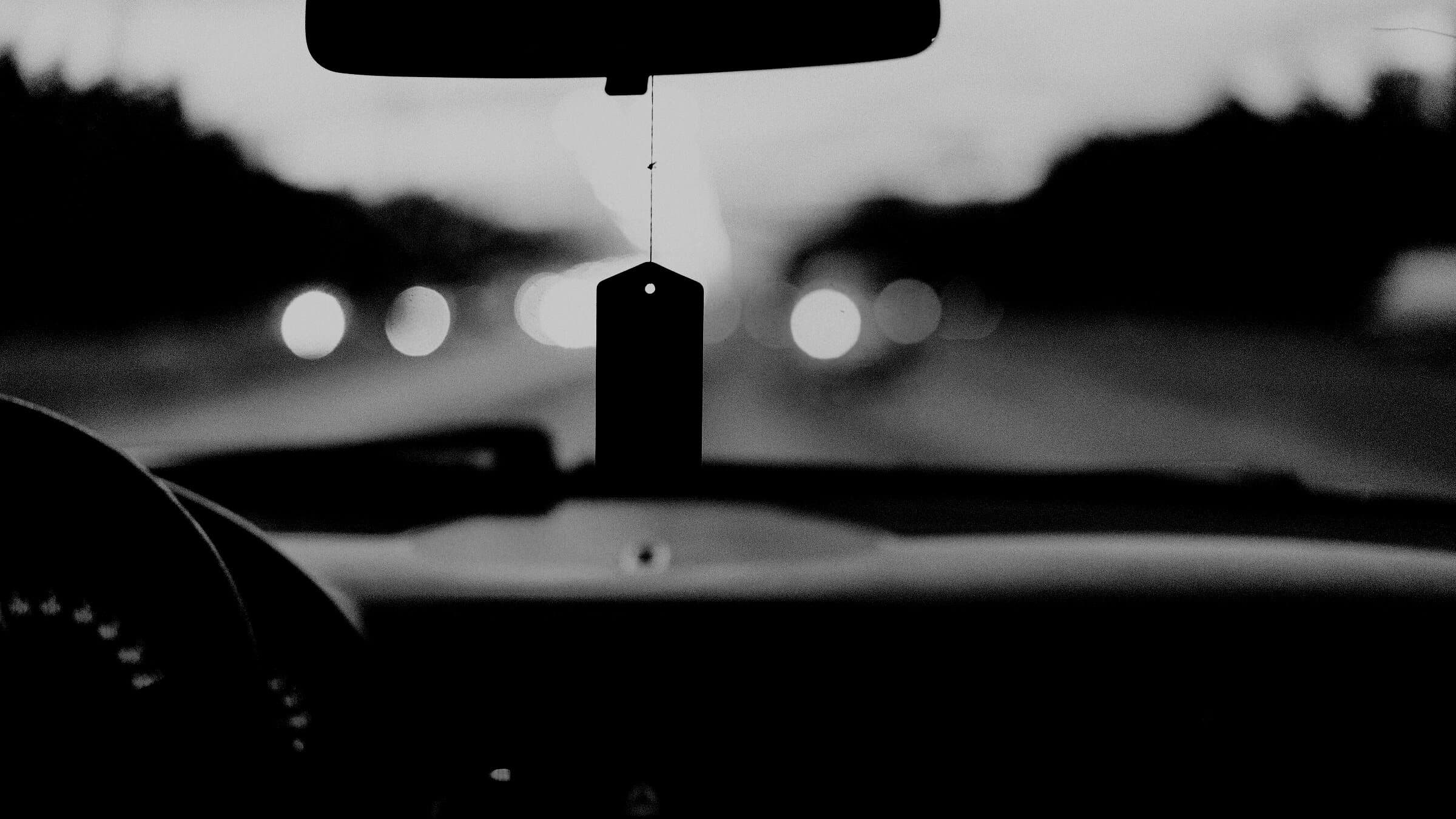 Vista de la carretera desde el puesto de conducción al anochecer