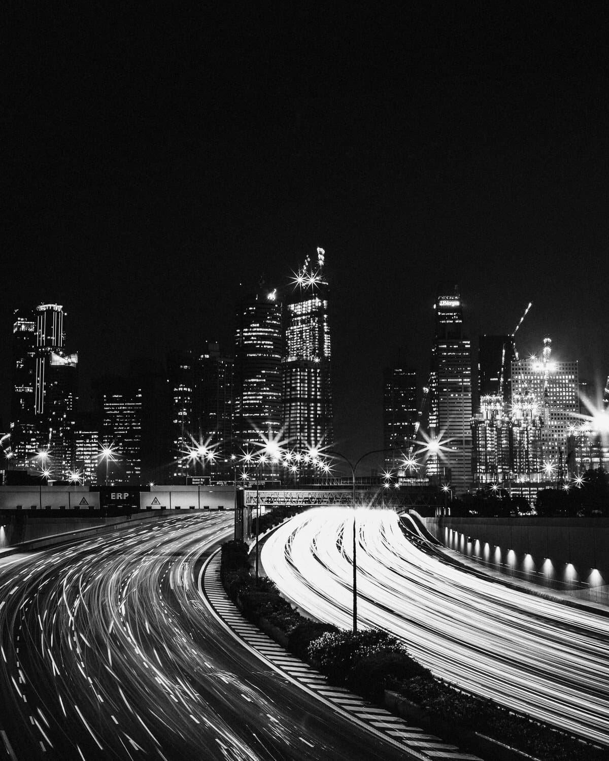 Perfil de una ciudad de noche con las estelas del tráfico