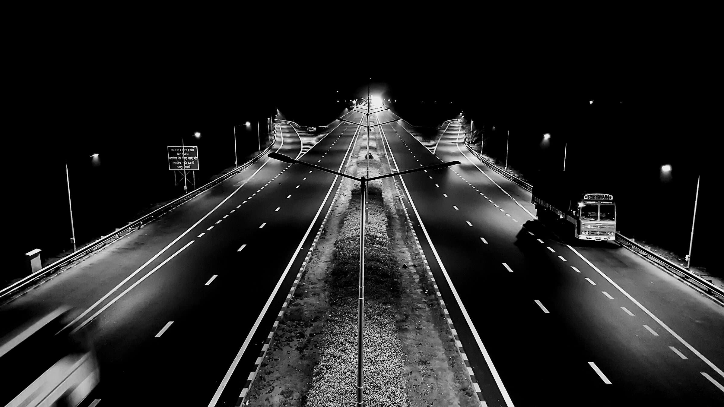 Autovía iluminada de noche con el tráfico en circulación