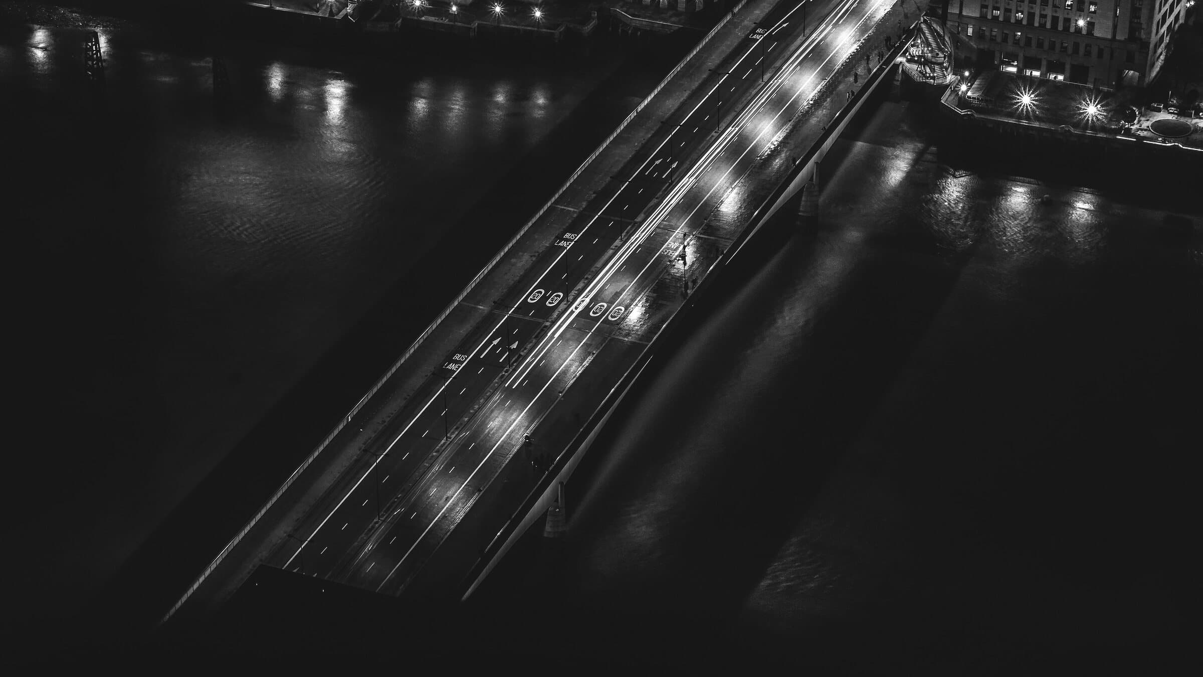 Vista aérea nocturna de un viaducto con tráfico
